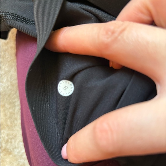 BLACK LULULEMON SIZE 8 HIGH RISE CROP RUNNING TIGHTS WITH POCKETS - Picture 4 of 5